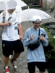 鹿晗录制《向往》保温杯不离手 与陈赫雨中同行