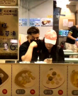 郭富城方媛享二人世界 穿情侣装甜蜜依偎看手机