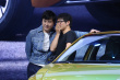 “車?！鄙蝌v躺車身姿妖嬈 “車咚”韓寒眼神絕了