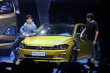 “車?！鄙蝌v躺車身姿妖嬈 “車咚”韓寒眼神絕了