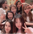 Baby与姐妹同游迪士尼 小海绵低头抠手萌态十足
