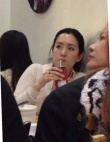 女神也爱它！网友巴黎偶遇巩俐吃米线 赞冻龄美颜