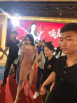 神清氣爽！董璇離婚后首現(xiàn)身 笑容滿面如獲新生