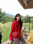 歐陽娜娜鄉(xiāng)間蕩秋千少女感滿滿 扎麻花辮清新甜美