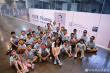 李嫣与唇腭裂小朋友合照 隐约可见伤痕但笑容甜美