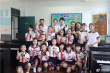 郎朗和妻子給孩子們上鋼琴課 俯身指導(dǎo)親和力十足