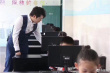 郎朗和妻子给孩子们上钢琴课 俯身指导亲和力十足