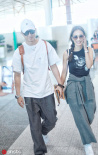 卢靖姗无名指戴婚戒 与韩庚牵手现身机场并肩灿笑