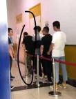 网友偶遇王一博考科目四 黑T恤配迷彩裤酷帅十足