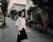 劉雯白襯衫配黑裙子似學(xué)生 素面朝天笑容燦爛