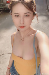 任性！ 熱依扎無(wú)懼爭(zhēng)議再秀自拍 深V上衣胸光乍現(xiàn)