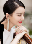 趙麗穎產(chǎn)后首亮相！穿白色絲絨禮服 身材恢復(fù)如初