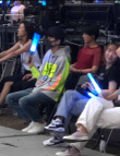 王俊凯现身五月天演唱会 台下举荧光棒认真应援