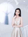 Angelababy出席活動(dòng)紅唇雪肌 絲緞禮服秀好身材