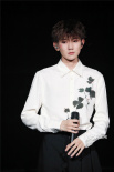 王源首场个唱南京开演！曲风多变与粉丝帅气道别