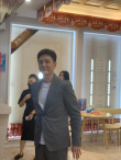 冯绍峰现身家具城活动 微笑营业眼袋明显略显疲惫