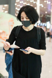 王菲走机场风一般的女子 左手无名指戴戒指引猜测