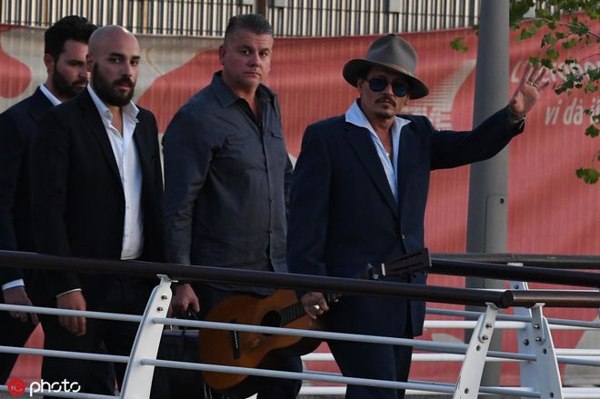 宣传《等待野蛮人》！约翰尼·德普抵达威尼斯