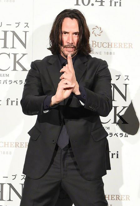 《疾速备战》东京举行首映 基努·里维斯做忍者手势
