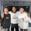 自己追星還不夠！白敬亭帶發(fā)小追星見羅斯曬合照