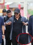 新戏？56岁李连杰现身电影小镇 留长发小肚腩抢镜