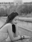 Angelababy出席晚宴 穿马约尔蓝串珠长裙亮相