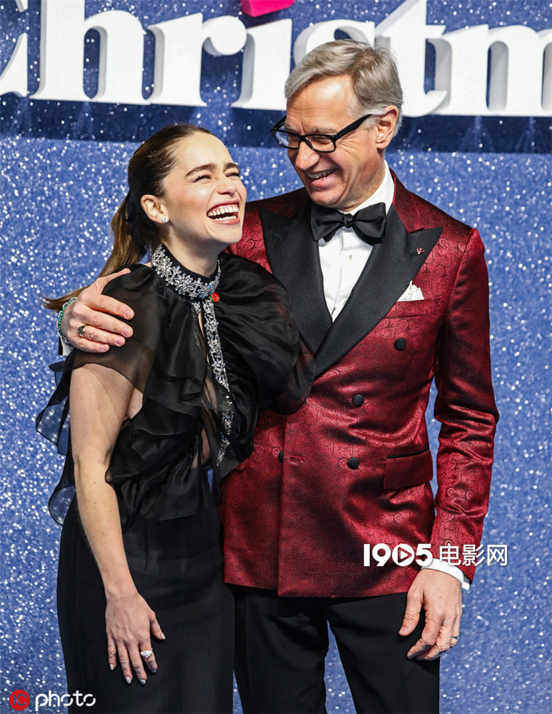 龙妈又变表情包！与《去年圣诞》导演对视甜笑