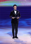 黄晓明亮相金鸡百花开幕式 担任主持人气度翩翩