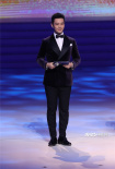 黄晓明亮相金鸡百花开幕式 担任主持人气度翩翩