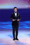 黄晓明亮相金鸡百花开幕式 担任主持人气度翩翩