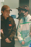 王俊凯机场偶遇张艺谋导演 亲密热聊秒变小可爱