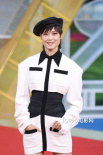 李宇春紅毯秀出白皙美腿 閉幕式將獻(xiàn)唱《哪吒》