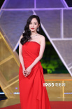 楊冪大紅抹胸裙亮相紅毯氣場(chǎng)全開 秦嵐身材傲人