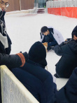 网友滑雪场偶遇王俊凯拍摄 披羽绒服雪地里撸柴犬