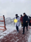 網(wǎng)友滑雪場偶遇王俊凱拍攝 披羽絨服雪地里擼柴犬