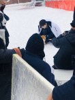 網(wǎng)友滑雪場偶遇王俊凱拍攝 披羽絨服雪地里擼柴犬