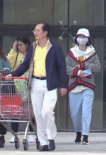 唐艺昕怀孕？网友三亚偶遇 同父母逛街孕味十足
