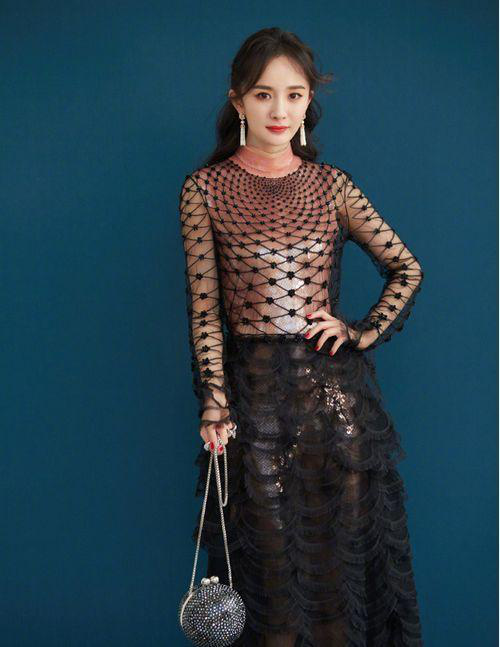 微博之夜2021杨幂撞衫 20190111080006689.jpeg