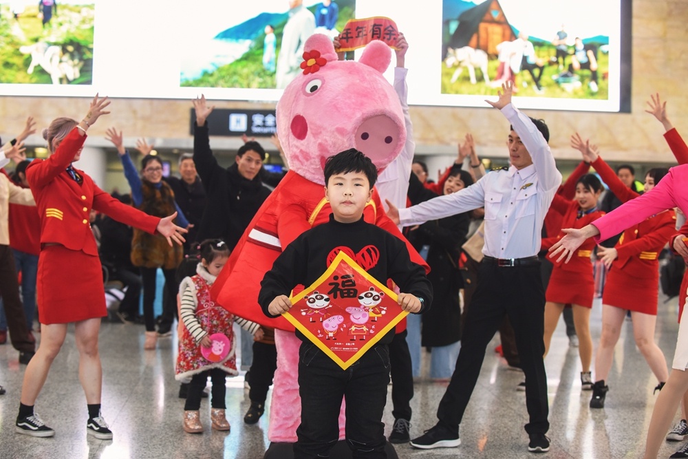 《小猪佩奇过大年》曝粤语版预告 联动机场快