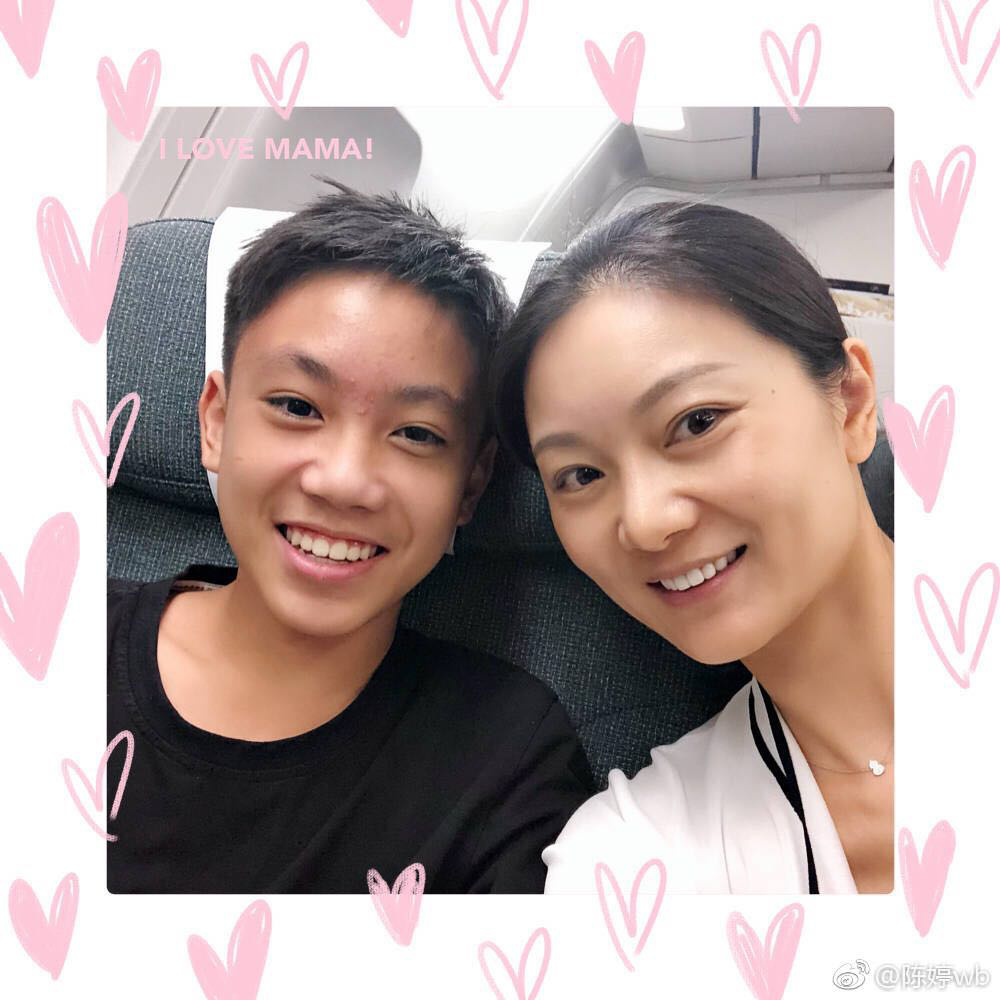 张艺谋老婆陈婷晒全家福拜年,一家五口同框画面超幸福