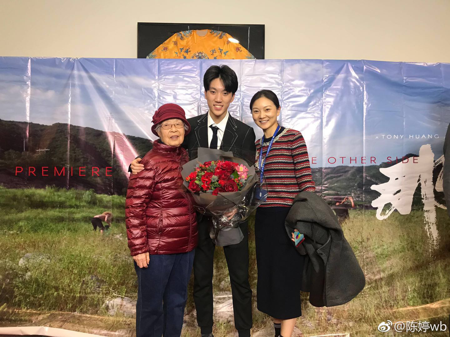 张艺谋老婆陈婷晒全家福拜年,一家五口同框画面超幸福