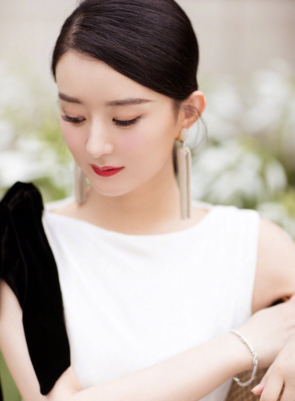 赵丽颖复出美出天际,五官越发精致神似天王嫂