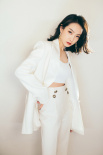 宋茜白色西装亮相国剧盛典 获“年度飞跃女演员”