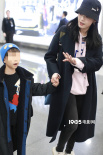 辣妈姚晨带儿女现身机场 小土豆自推行李似小大人