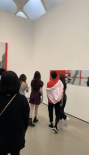 網(wǎng)友洛杉磯偶遇歐陽(yáng)娜娜看畫展 穿小性感深V短裙