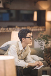 范丞丞戴黑框眼鏡文藝范足 卡其色襯衫變森系男友