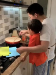 霍啟剛帶兒子下廚制作咖喱蝦 大手握小手畫(huà)面溫馨