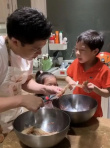 霍啟剛帶兒子下廚制作咖喱蝦 大手握小手畫面溫馨