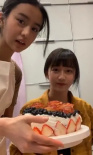 木村姐妹直播为妈妈做生日蛋糕 卖相获赞饱含心意