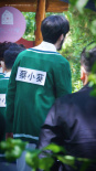 蔡徐坤解锁络腮胡造型 郭麒麟爱豆滤镜下长这样？